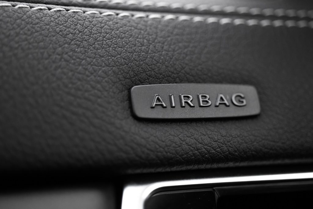 Oznaczenie airbaga we wnętrzu auta