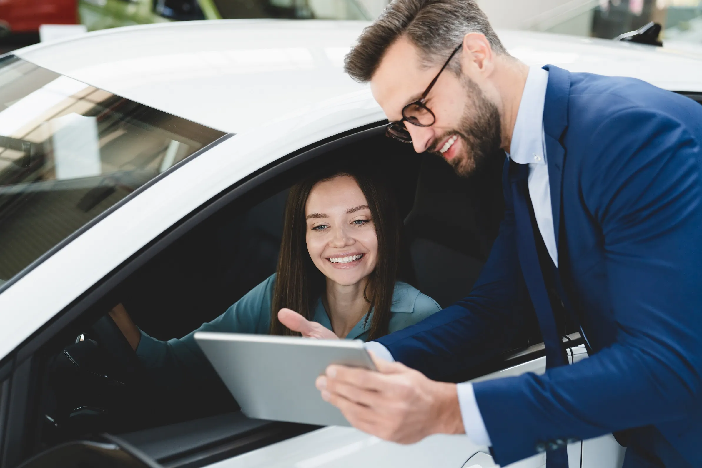 Jak sfinansować nowe auto, gdy brakuje gotówki? Leasing konsumencki, kredyt czy wynajem?