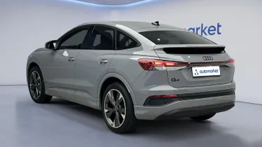 AUDI Q4