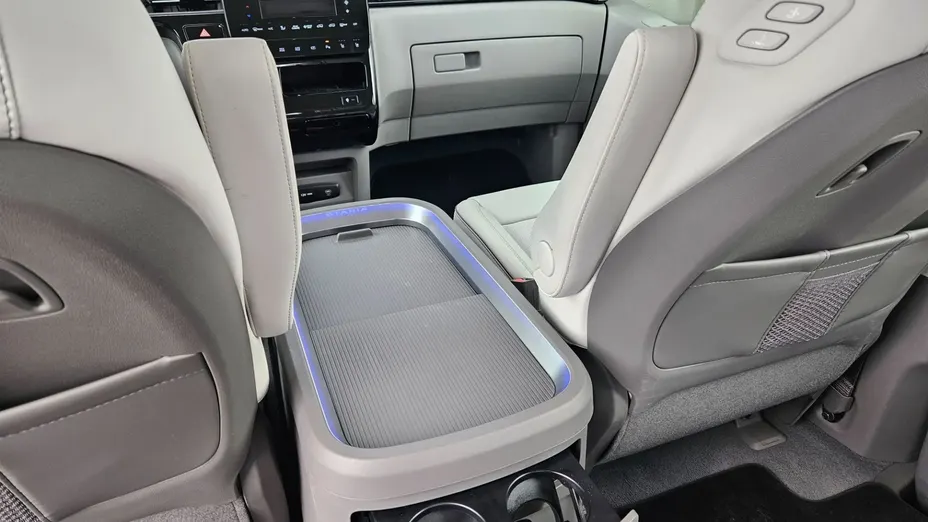 HYUNDAI Staria Staria 1.6 T-GDI HEV Luxury aut