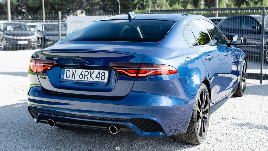 JAGUAR XE XE 2.0 P250 R-Dynamic Black aut