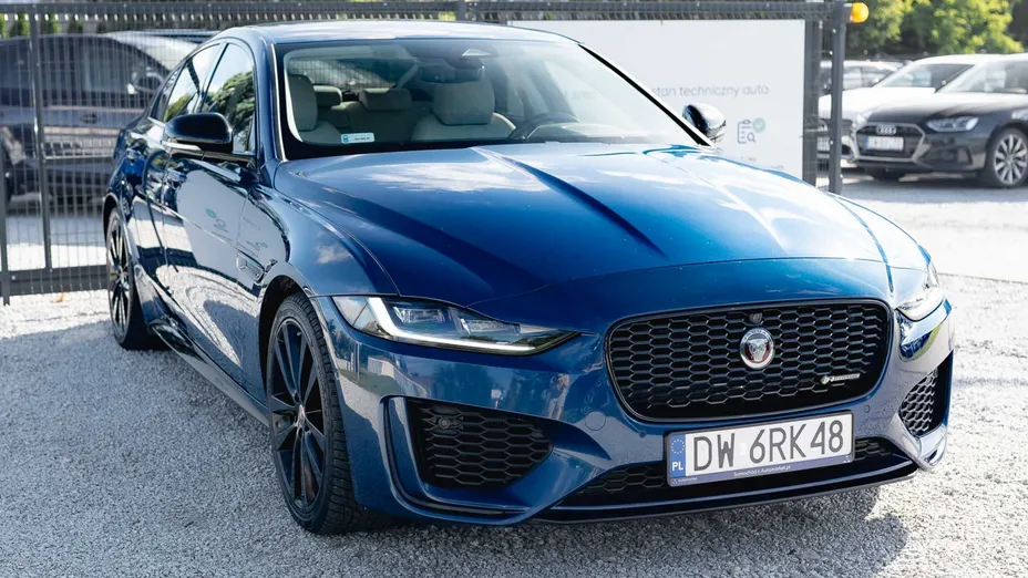 JAGUAR XE XE 2.0 P250 R-Dynamic Black aut