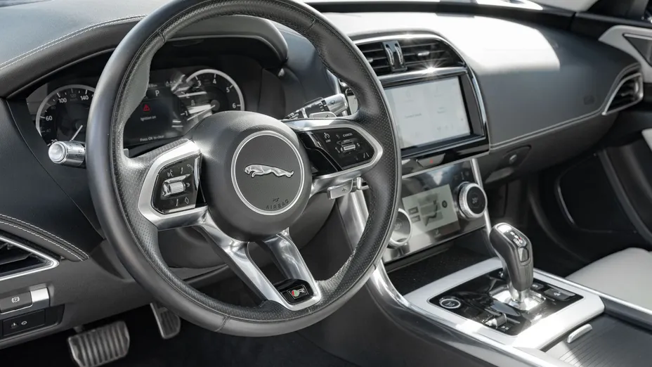 JAGUAR XE XE 2.0 P250 R-Dynamic Black aut