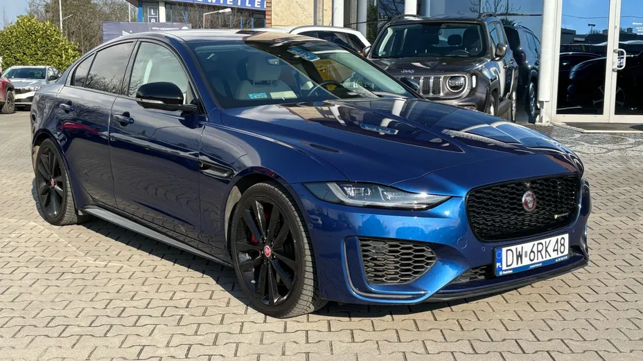 JAGUAR XE XE 2.0 P250 R-Dynamic Black aut
