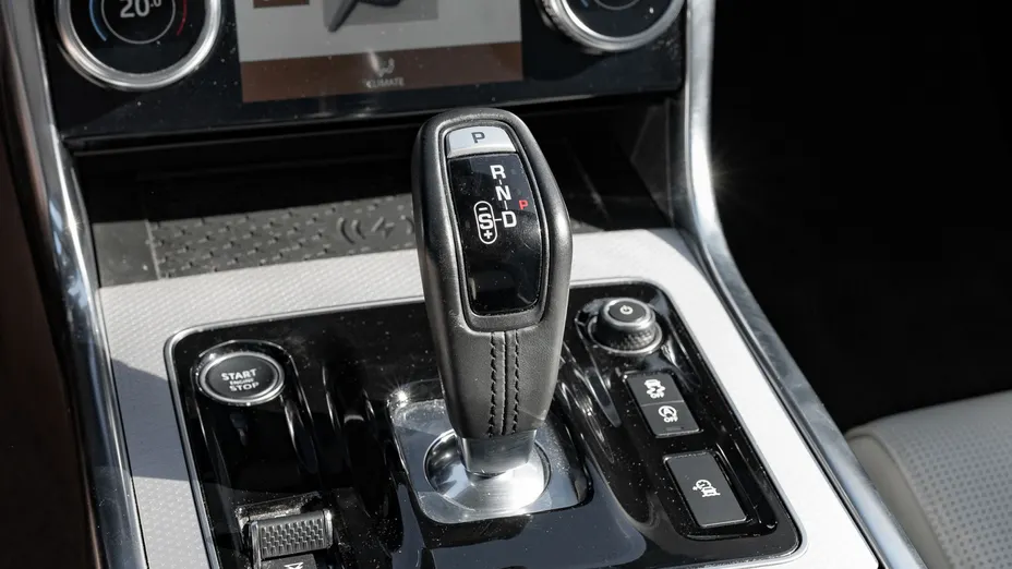 JAGUAR XE XE 2.0 P250 R-Dynamic Black aut