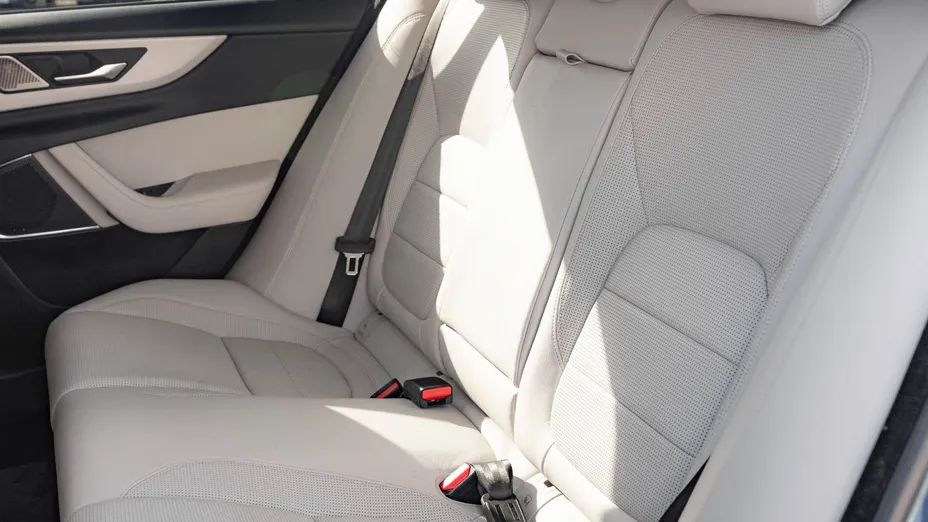 JAGUAR XE XE 2.0 P250 R-Dynamic Black aut