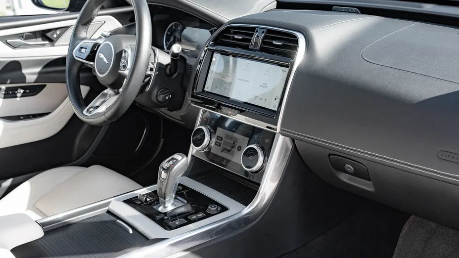 JAGUAR XE XE 2.0 P250 R-Dynamic Black aut