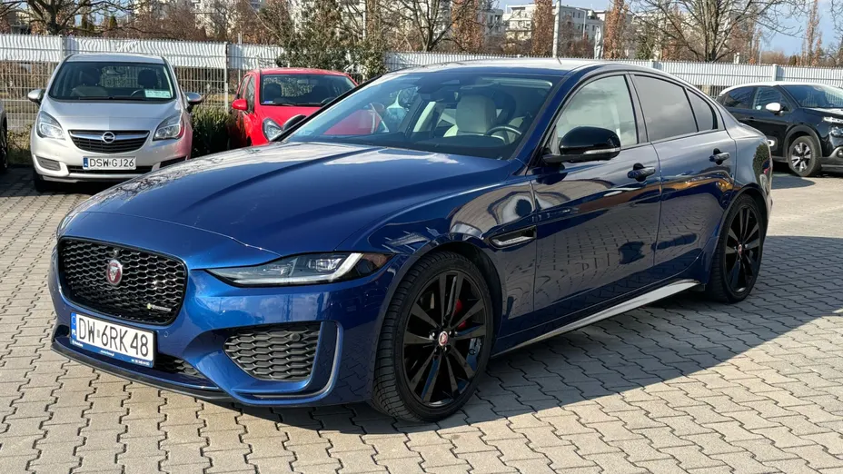 JAGUAR XE XE 2.0 P250 R-Dynamic Black aut