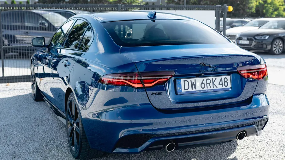 JAGUAR XE XE 2.0 P250 R-Dynamic Black aut