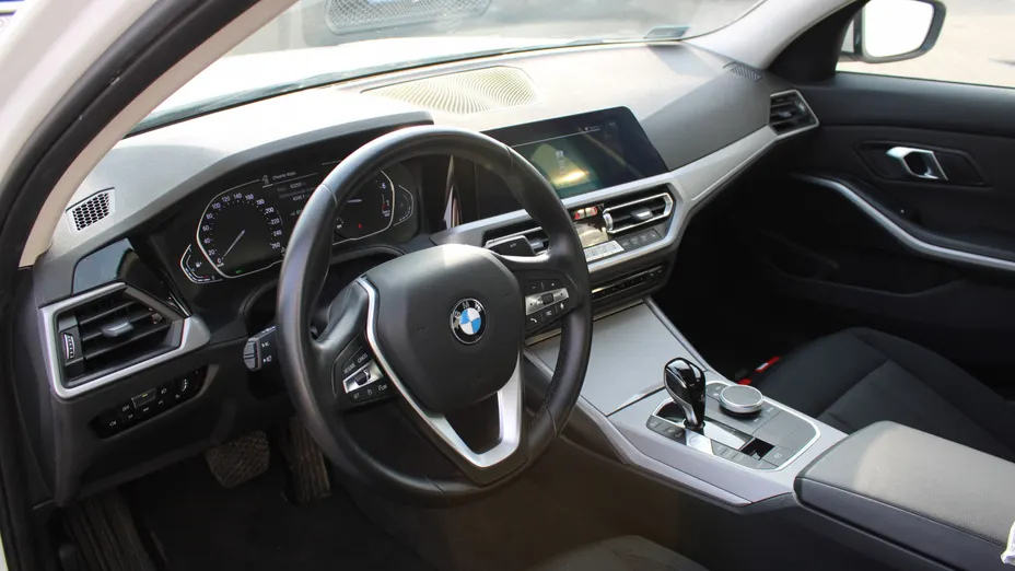 BMW Seria 3 318i Advantage aut