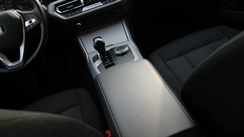 BMW Seria 3 318i Advantage aut