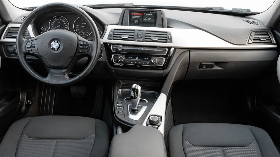 BMW Seria 3 330i xDrive Advantage aut