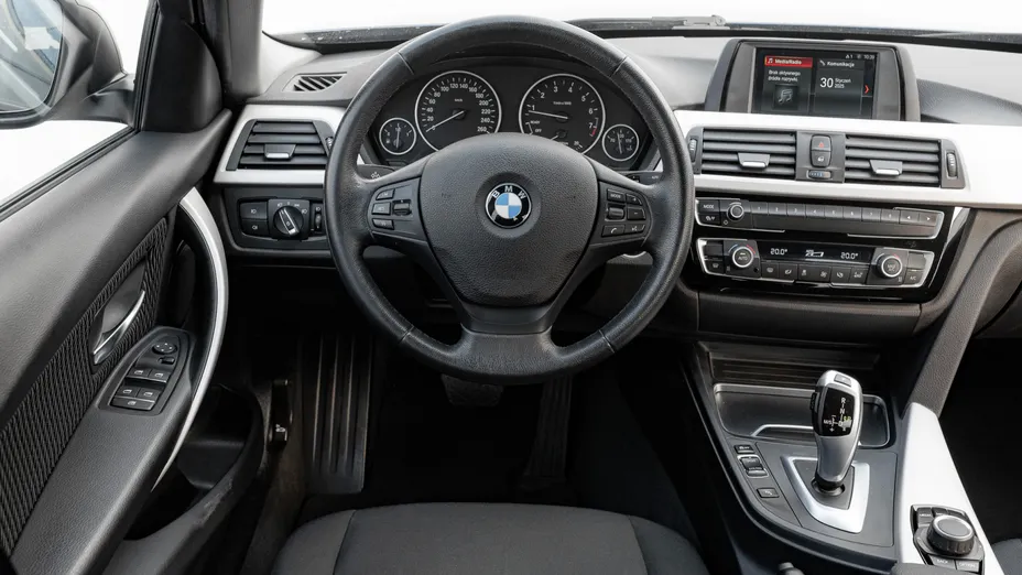 BMW Seria 3 330i xDrive Advantage aut