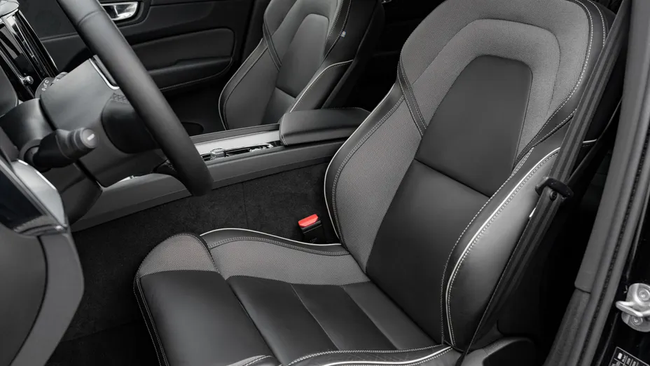 VOLVO XC60 XC60 B4 D AWD Plus Dark aut