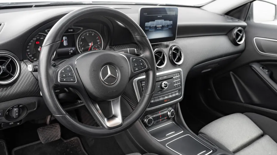 MERCEDES-BENZ GLA GLA 200 7G-DCT