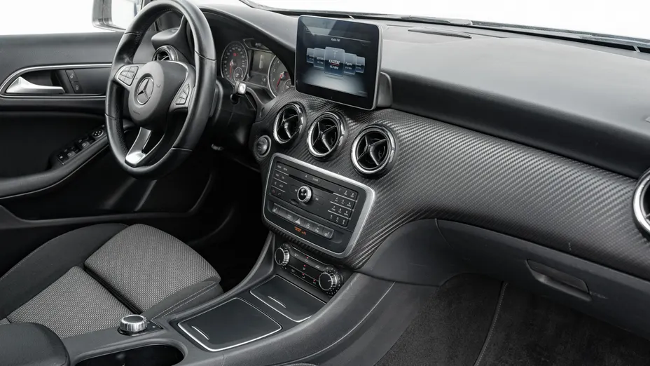MERCEDES-BENZ GLA GLA 200 7G-DCT