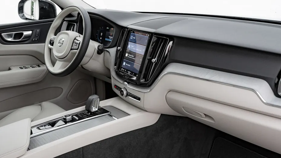VOLVO XC60 XC60 B5 B AWD Plus Dark aut