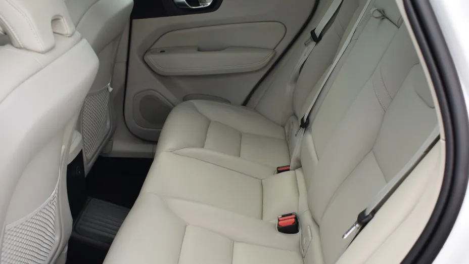 VOLVO XC60 XC60 T6 Plug-In Hybrid AWD Plus Dark aut