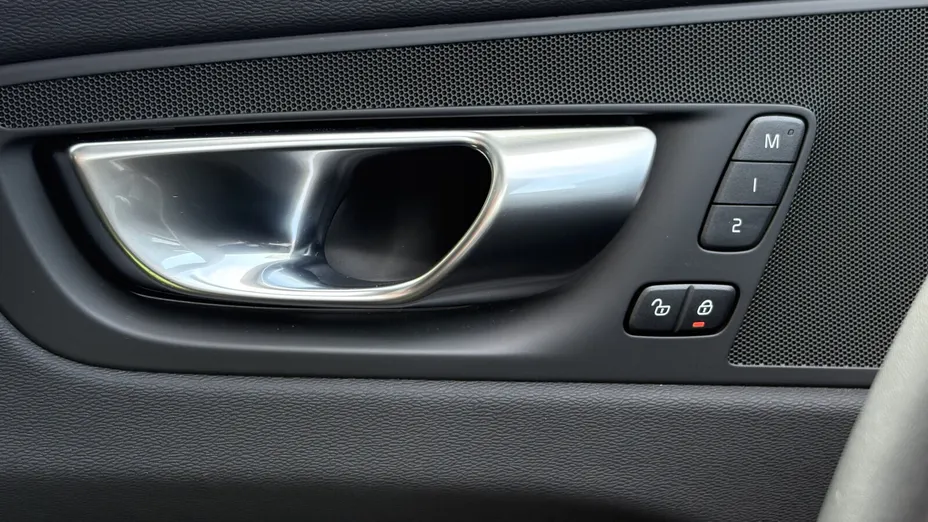 VOLVO XC60 XC60 T6 Plug-In Hybrid AWD Plus Dark aut