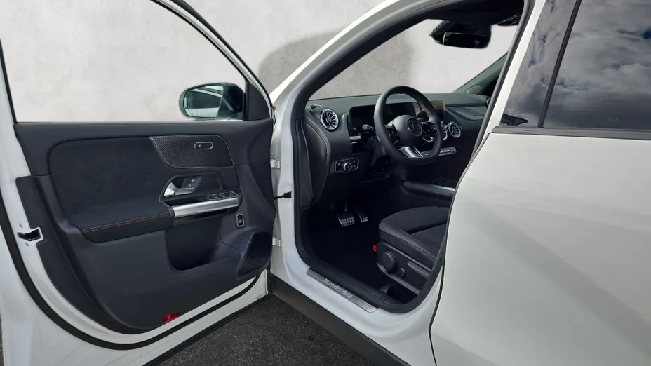 MERCEDES-BENZ GLA GLA 200 AMG Line Nowy