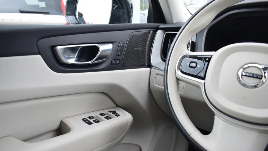 VOLVO XC60 XC60 T6 Plug-In Hybrid AWD Plus Dark aut