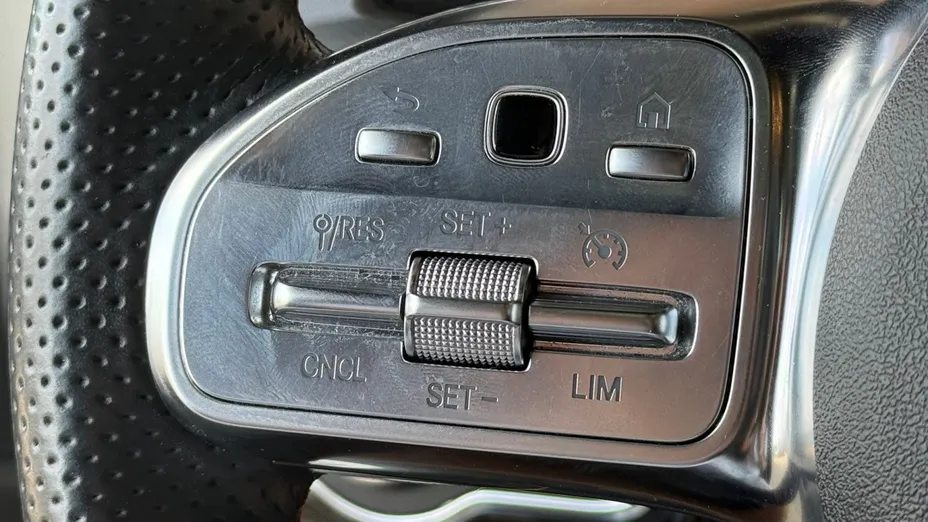 MERCEDES-BENZ CLA CLA 200 AMG Line 7G-DCT