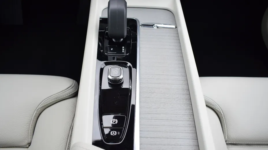 VOLVO XC60 XC60 T6 Plug-In Hybrid AWD Plus Dark aut