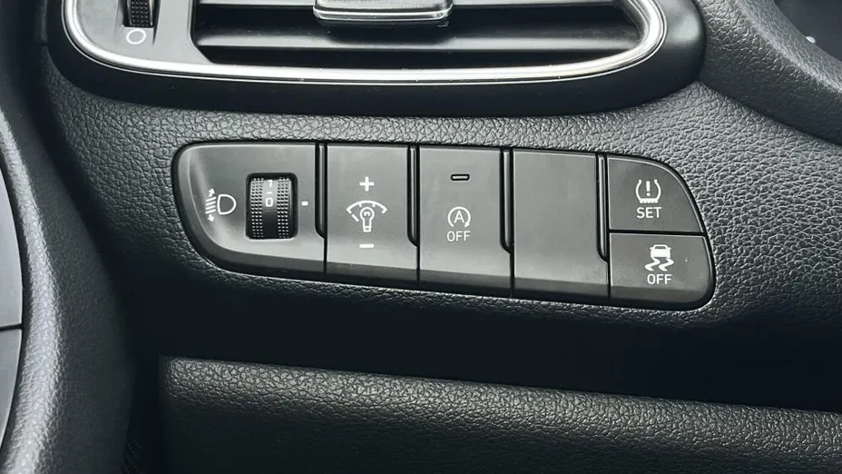 HYUNDAI i30 i30 1.5 DPI Classic +