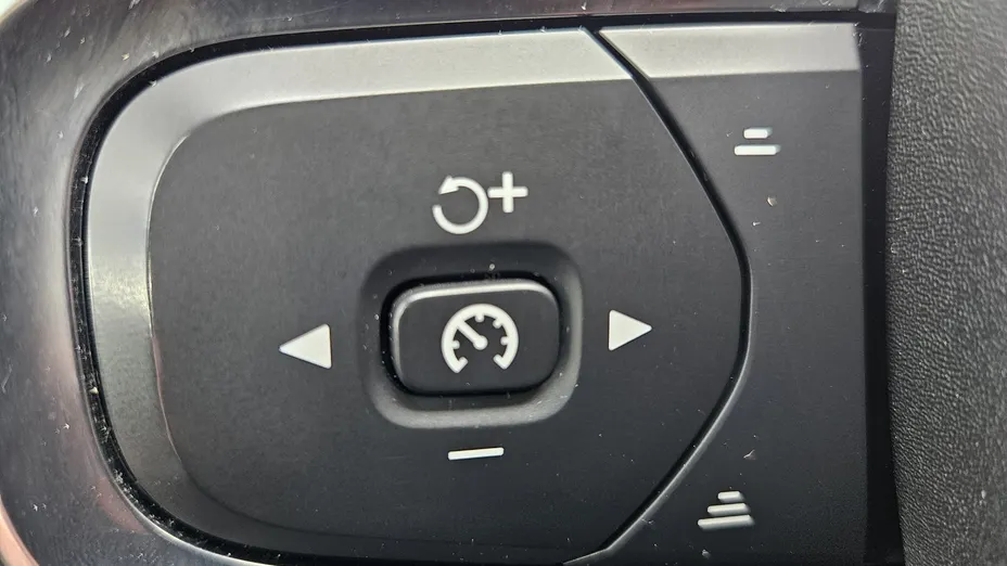 VOLVO XC40 XC40 B4 B AWD Momentum Pro aut