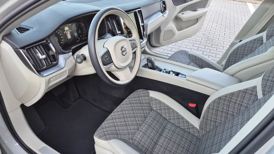 VOLVO V60 V60 B4 D Momentum aut