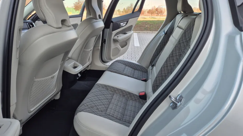 VOLVO V60 V60 B4 D Momentum aut