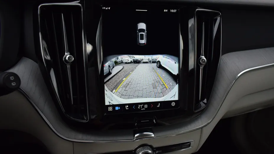 VOLVO XC60 XC60 T6 Plug-In Hybrid AWD Plus Dark aut