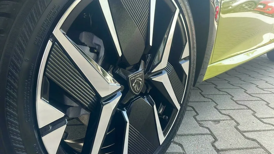 PEUGEOT 208 e-208 51kWh GT Nowy