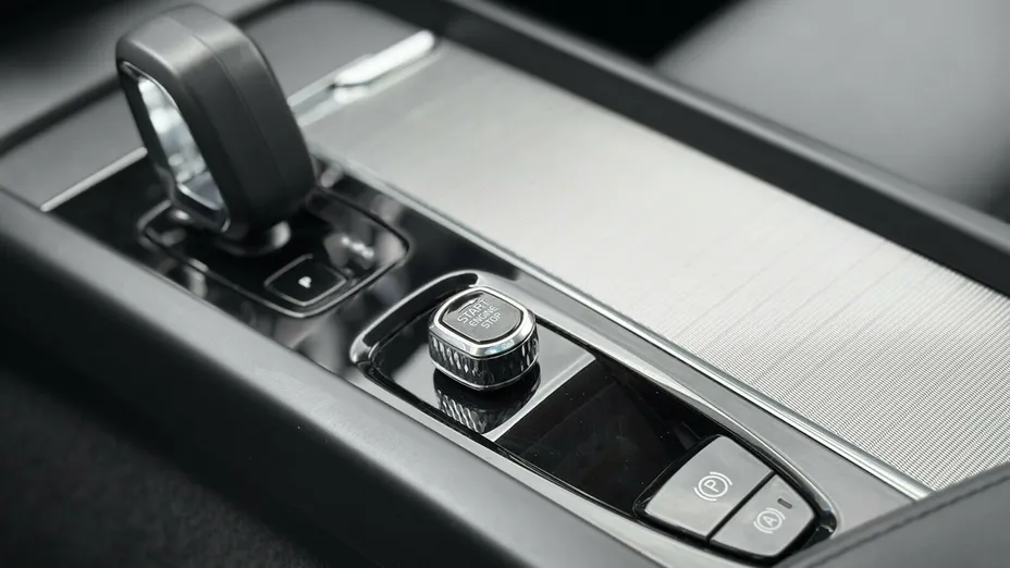 VOLVO XC60 XC60 T6 Plug-In Hybrid AWD Plus Dark aut