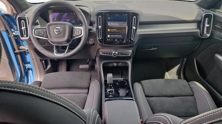 VOLVO XC40 XC40 B3 Plus Dark aut