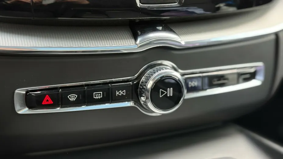 VOLVO XC60 XC60 T6 Plug-In Hybrid AWD Plus Dark aut