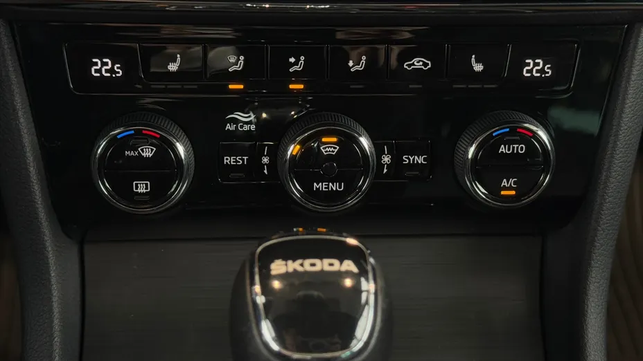 SKODA Superb Superb 2.0 TDI SCR Style DSG