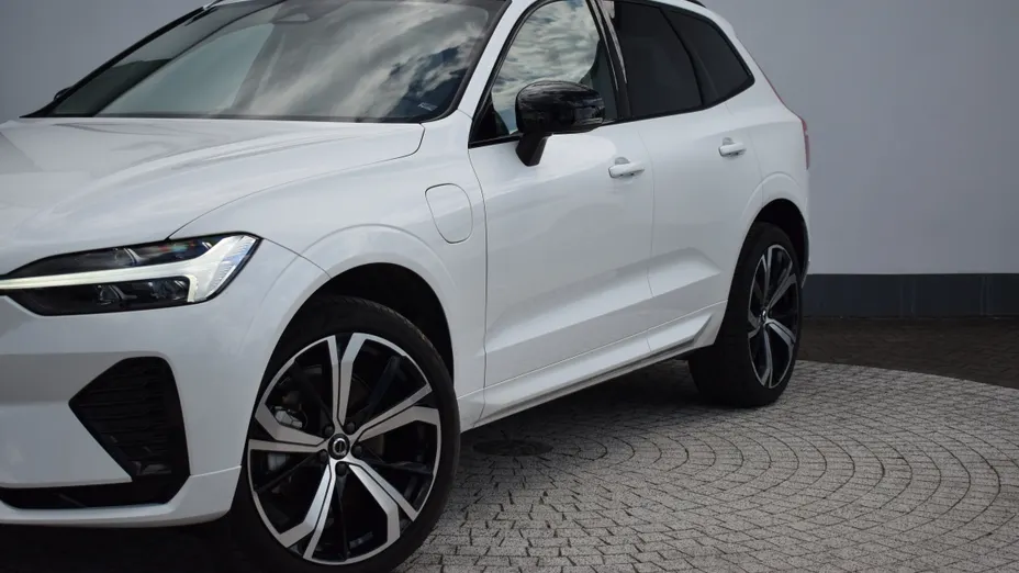 VOLVO XC60 XC60 T6 Plug-In Hybrid AWD Plus Dark aut