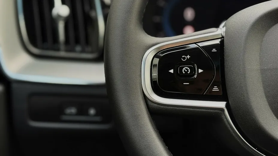 VOLVO XC60 XC60 T6 Plug-In Hybrid AWD Plus Dark aut