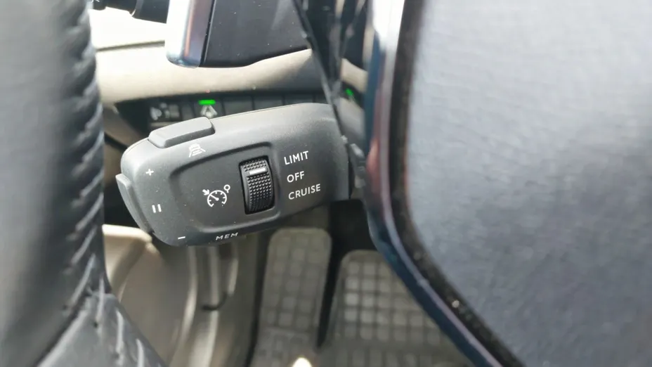 PEUGEOT 2008 2008 1.2 PureTech Allure S&S EAT8