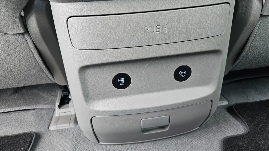 HYUNDAI Staria Staria 1.6 T-GDI HEV Luxury aut