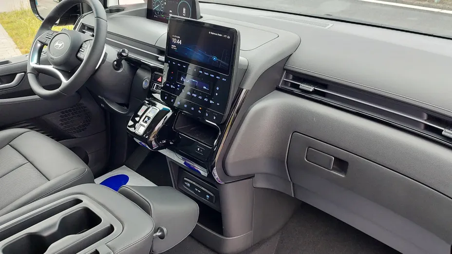 HYUNDAI Staria Staria 1.6 T-GDI HEV Smart VIP aut Nowy