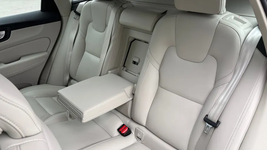 VOLVO XC60 XC60 B4 D AWD Plus Dark aut