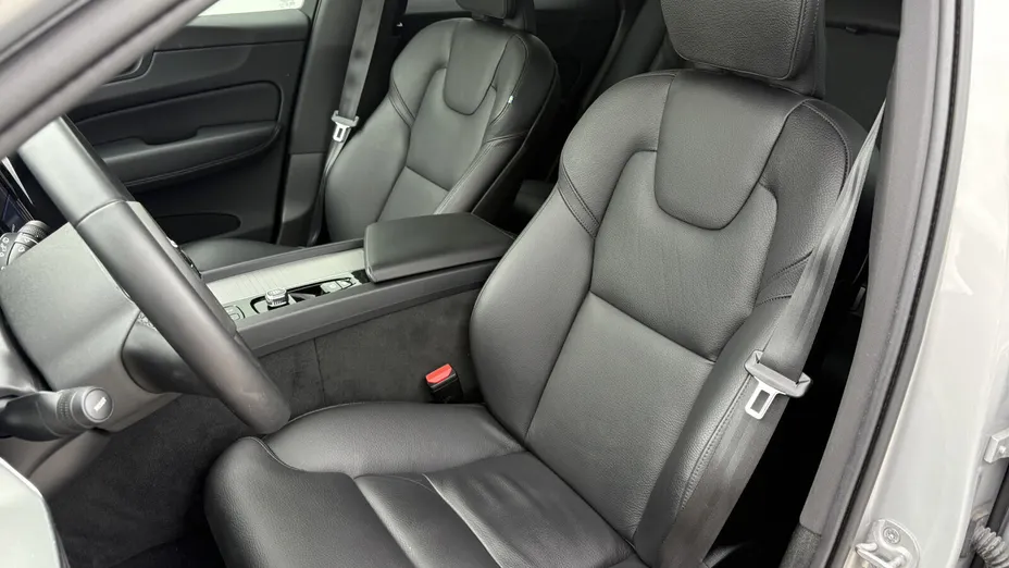 VOLVO XC60 XC60 B4 D AWD Plus Dark aut