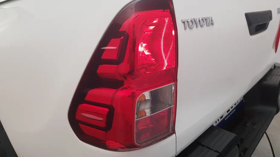 TOYOTA HiLux Hilux 2.4 D-4D Double Cab DLX 4x4