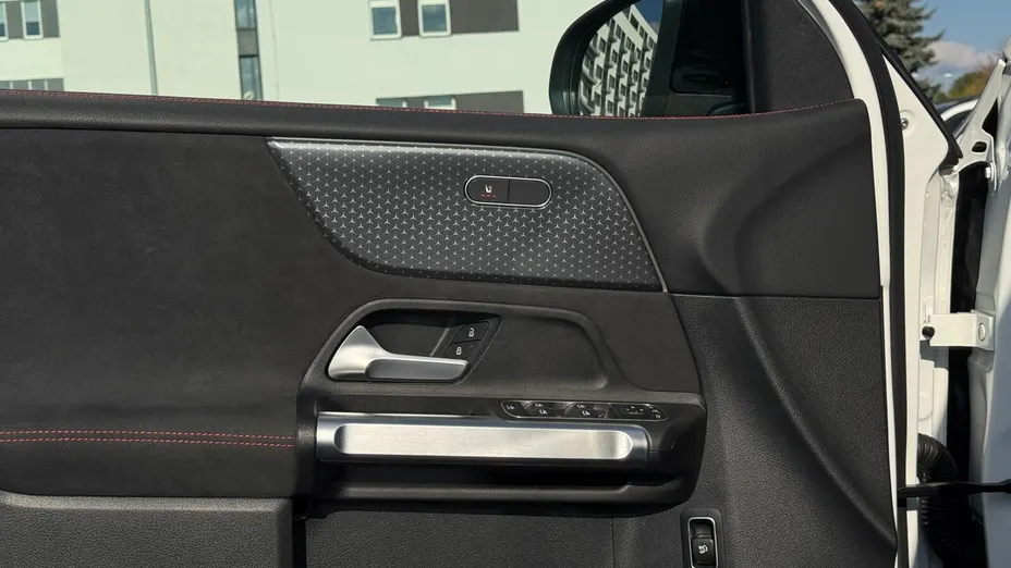 MERCEDES-BENZ GLB GLB 200 AMG Line 7G-DCT