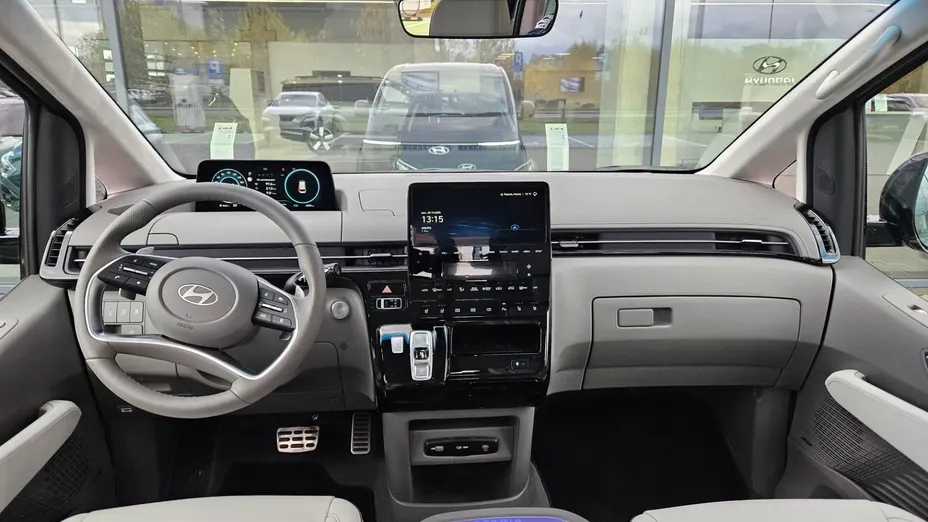 HYUNDAI Staria Staria 1.6 T-GDI HEV Luxury aut