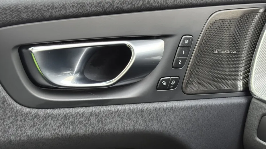 VOLVO XC60 XC60 T6 Plug-In Hybrid AWD Ultra Dark aut