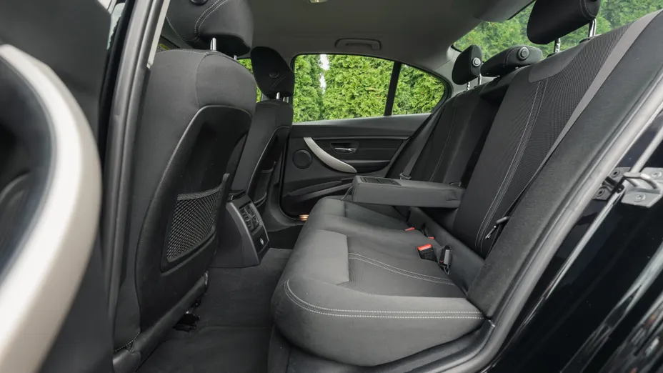 BMW Seria 3 318i Advantage aut