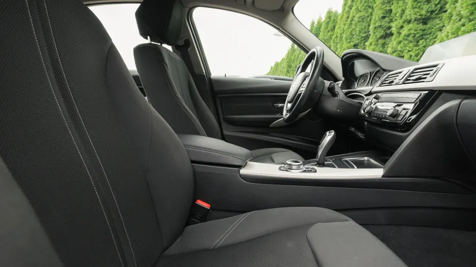 BMW Seria 3 318i Advantage aut